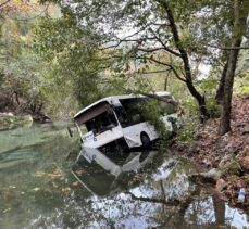 Antalya'da halk otobüsünün dereye düştüğü kazada 2 kişi yaralandı