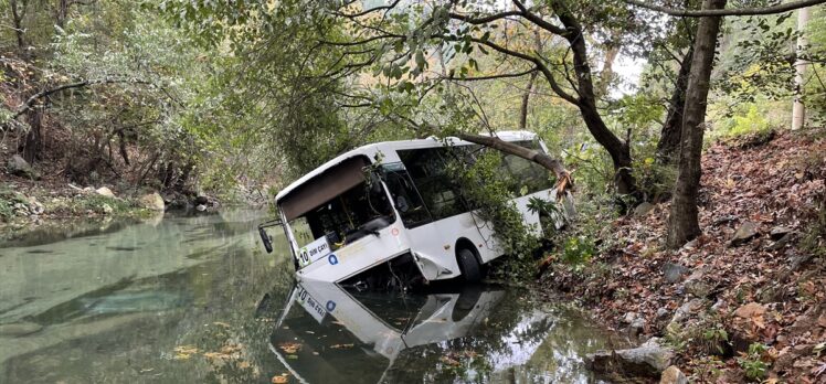 Antalya'da halk otobüsünün dereye düştüğü kazada 2 kişi yaralandı