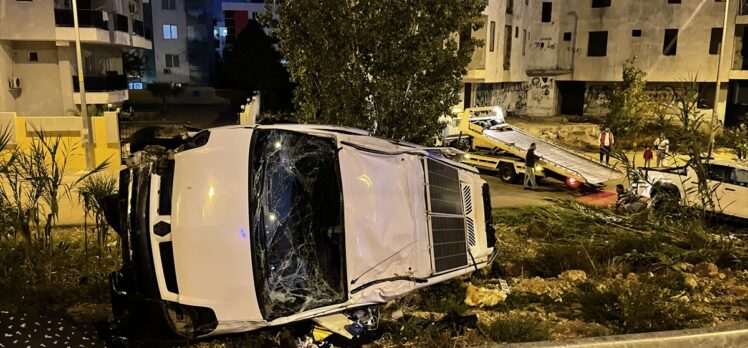 Antalya'da midibüs ile kamyonetin çarpıştığı kazada 5 kişi yaralandı