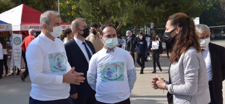 Aydın’da öğrencilerin aşılanması için lisede aşı standı kuruldu