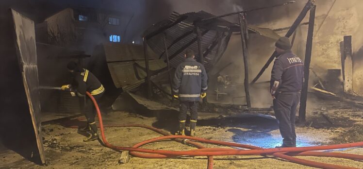 Bayburt'ta bir apartmanın garajında çıkan yangında 3 kişi dumandan etkilendi