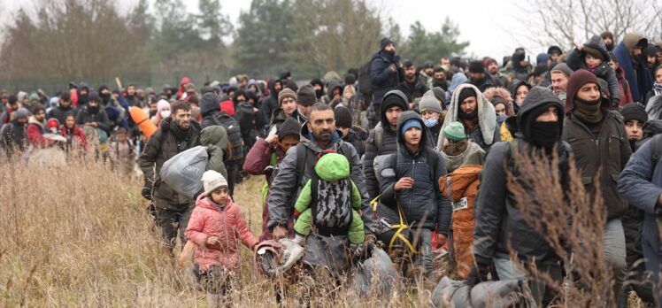 Belarus-Polonya sınırındaki göçmenler Polonya sınır kapısına dayandı