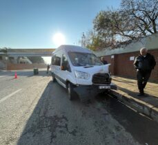 Bingöl'de öğrenci servisi ile otomobilin çarpışması sonucu 3 kişi yaralandı