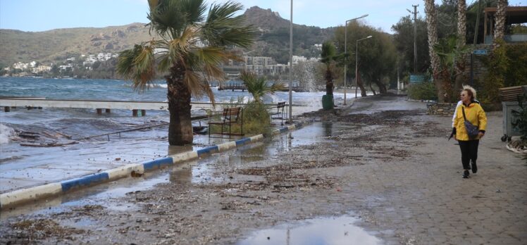 Bodrum'da fırtına nedeniyle bir tekne karaya oturdu, bazı iskeleler zarar gördü