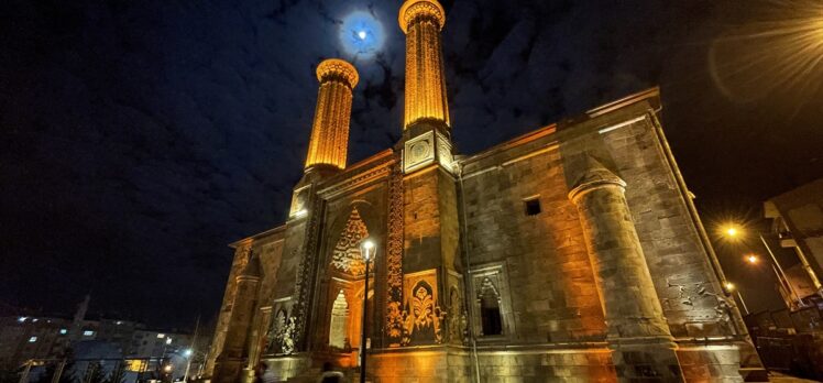 Bulutlar arasında süzülen ay ışığı Çifte Minareli Medrese’ye güzellik kattı