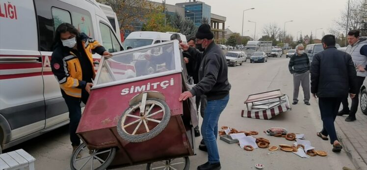 Bursa'da lodostan  devrilen simit arabasının altında kalan seyyar satıcı yaralandı