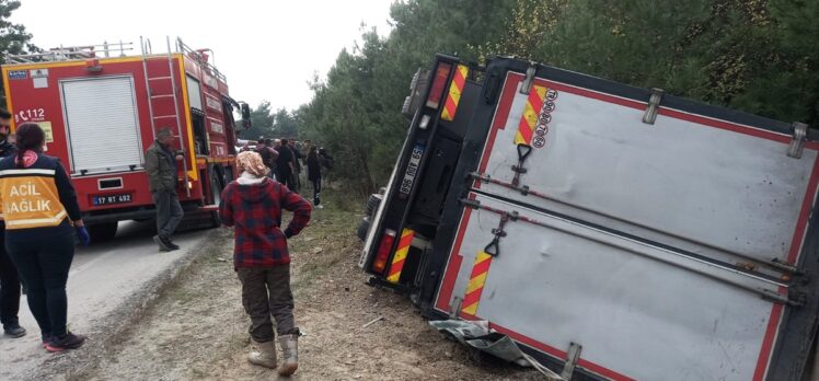 Çanakkale'de devrilen kamyonun sürücüsü yaralandı, babası öldü