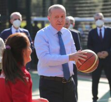 Cumhurbaşkanı Erdoğan, Ümraniye Millet Bahçesi'nde gençlerle basketbol oynadı