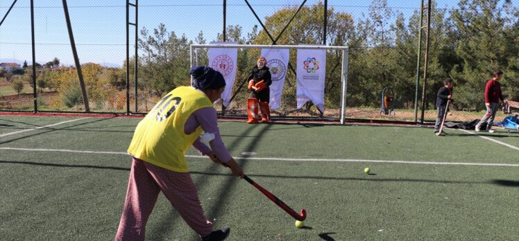 Denizli'de kırsal mahallede veteran hokey turnuvası düzenlendi