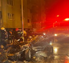 Denizli’de park halindeki tıra çarpan otomobilin sürücüsü öldü, bir kişi ağır yaralandı