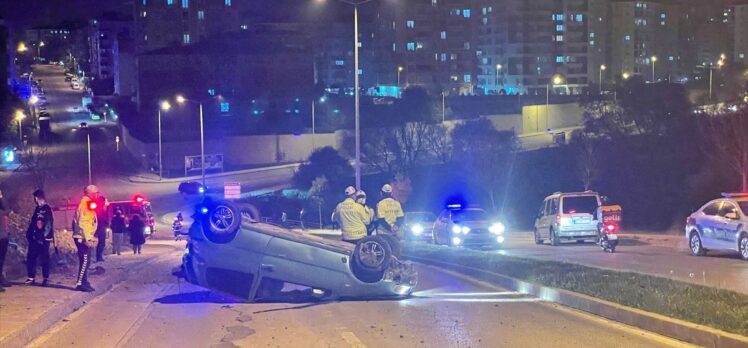 Edirne'de devrilen otomobildeki 2 kişi yaralandı