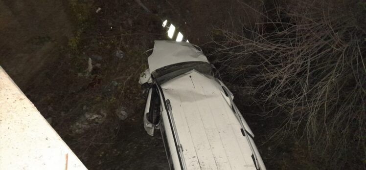 Erzincan'da dereye devrilen araçtaki karı kocayı AFAD ekipleri kurtardı