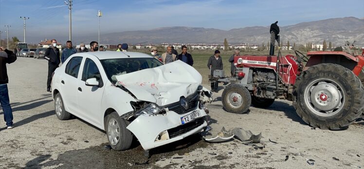 Erzincan'da traktöre çarpan otomobildeki 5 kişi yaralandı