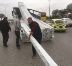 Gaziantep'te dengesiz yükleme yapılan kamyonetin önü havaya kalktı