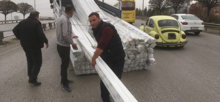 Gaziantep'te dengesiz yükleme yapılan kamyonetin önü havaya kalktı