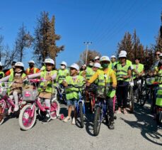 Hayırseverlerin yardımlarını çocuklara 1200 kilometre pedal çevirerek dağıttılar