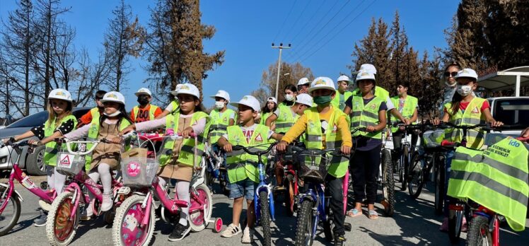 Hayırseverlerin yardımlarını çocuklara 1200 kilometre pedal çevirerek dağıttılar