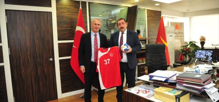 Hentbol Federasyonu Başkanı Uğur Kılıç, Kastamonu Belediyespor'u ziyaret etti