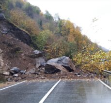 Heyelan nedeniyle Şalpazarı-Beşikdüzü kara yolu ulaşıma kapandı