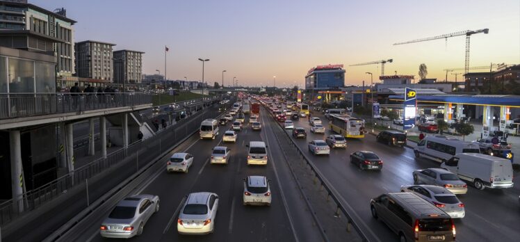 İstanbul'da ara tatilin ardından ilk iş gününde trafik yoğunluğu yaşanıyor