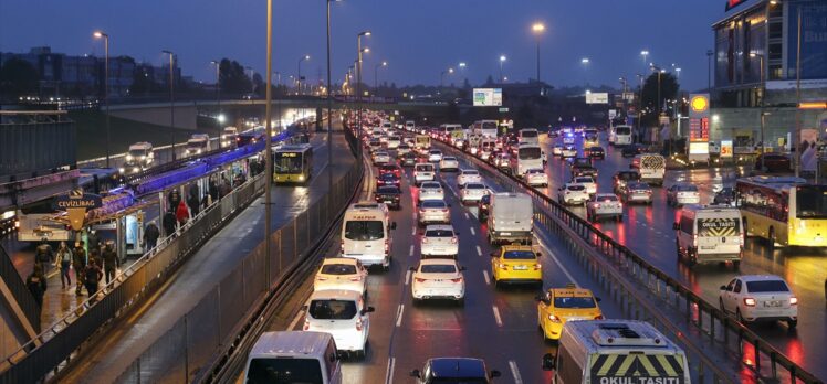 İstanbul'da haftanın ilk iş gününde trafik yoğunluğu yaşanıyor