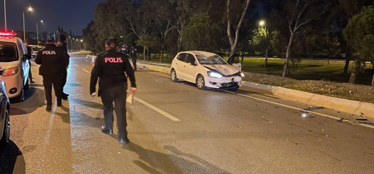 İzmir'de otomobile çarpan motosikletin sürücüsü hayatını kaybetti