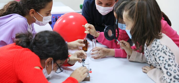 İzmir'deki depremde 2 çocuğunu kaybeden çift, köy okuluna laboratuvar yaptırdı