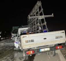 Karabük'te atık toplama kamyonu ile kamyonet çarpıştı, 3 kişi yaralandı