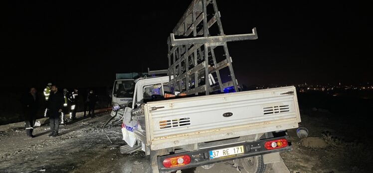 Karabük'te atık toplama kamyonu ile kamyonet çarpıştı, 3 kişi yaralandı