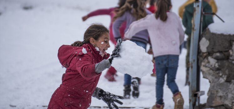 Kars'ta çocuklar kar topu oynayıp kızakla kayarak eğlendi