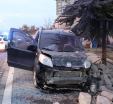 Kayseri'de evin duvarına çarpan hafif ticari araçtaki 2 kişi yaralandı