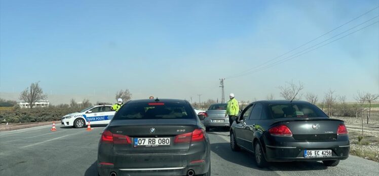 Konya ve Aksaray'da etkili olan kum fırtınası trafikte aksamaya neden oldu