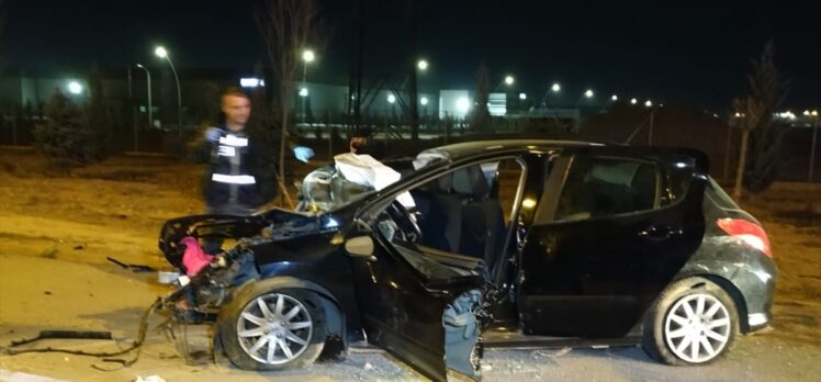 Konya'da refüjü aşıp karşı şeride geçen otomobildeki 3 kişi öldü, 3 kişi yaralandı