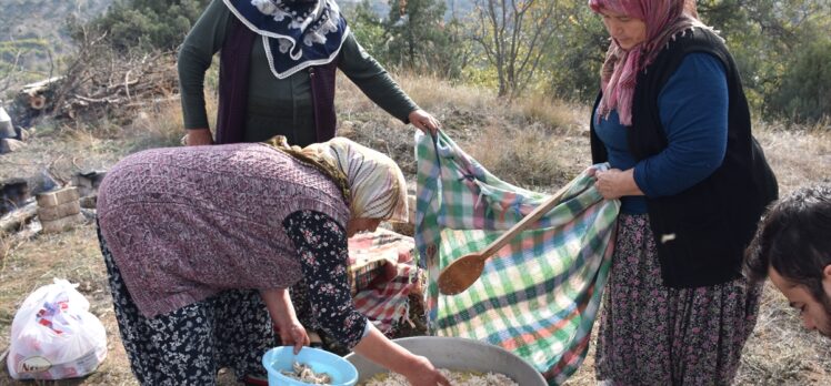 Manavların yaşadığı tarihi köyün sakinleri “Erenler Tepesi'ni” boş bırakmıyor