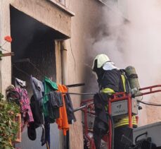 Manisa'da apartmanda çıkan yangında 6 kişi dumandan etkilendi