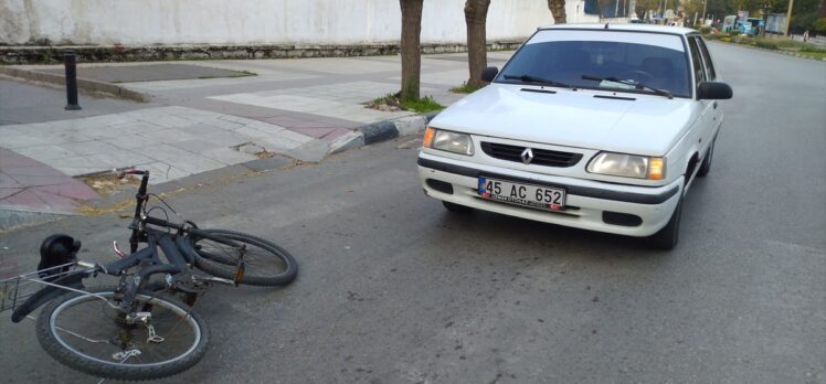 Manisa'da otomobile çarpan bisikletin sürücüsü yaralandı