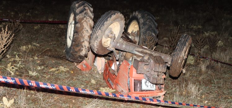 Manisa'da şarampole devrilen traktörün sürücüsü öldü