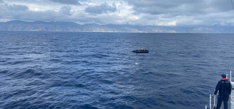 Marmaris açıklarında lastik botlardaki 80 düzensiz göçmen kurtarıldı