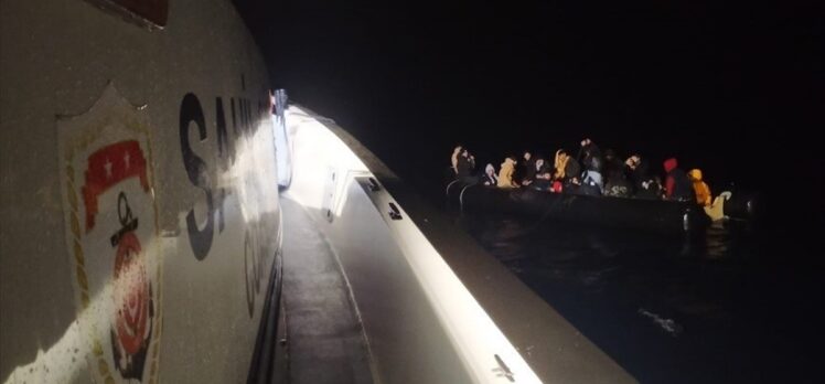 Muğla'da açıklarında lastik bottaki 49 düzensiz göçmen kurtarıldı