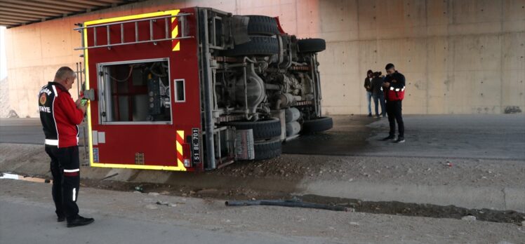 Niğde'de devrilen itfaiye aracındaki 2 kişi yaralandı