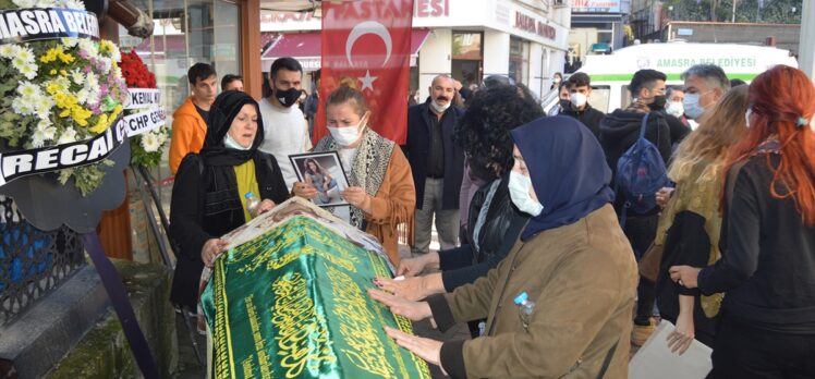 Şarkıcı Barış Akarsu'nun annesi toprağa verildi