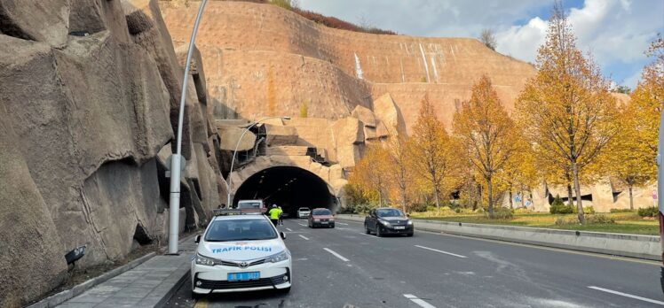 Tünelin beton kaplaması, üzerine düştüğü aracı kullanılamaz hale getirdi