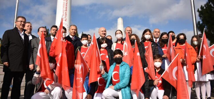 Türkiye'nin en uzun bayrak direklerine Türk bayrağı çekildi