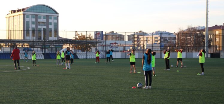 Vanlı kadın futbolcular 3. ligde şampiyonluğu hedefliyor