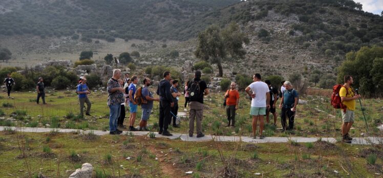 Yarımadanın “Mutlu çobanı” turistlerin gönüllü rehberi oldu