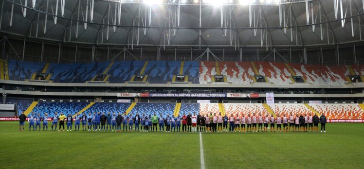 Adana Demirspor ve Adanasporlu eski oyuncular “şöhretler karması” maçında karşılaştı