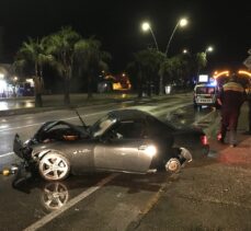 Adana'da kaza yapan otomobilin sürücüsü olay yerinden kaçtı