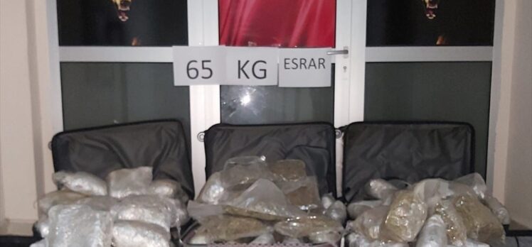 Adana'da kuru üzüm yüklü tırın dorsesinde 65 kilogram esrar ele geçirildi