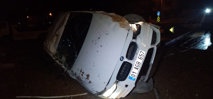 Adana'da refüje çıkıp ters dönen otomobildeki 3 kişi yaralandı
