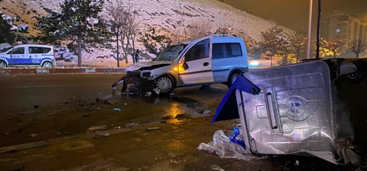 Afyonkarahisar'da hafif ticari aracın çarptığı iki yayadan biri öldü, diğeri yaralandı